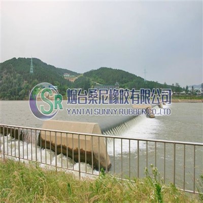 Pika kasutuseaga jõgi ja täispuhutava kummist jõeveetammi hüdrauliline ehitus